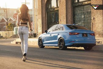 vẻ đẹp mơ màng của thiếu nữ bên xe Audi S3 Sedan Sky Blue